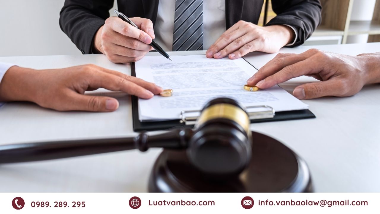 Quy định về việc quen hoặc chung sống với người khác khi đang ly thân.